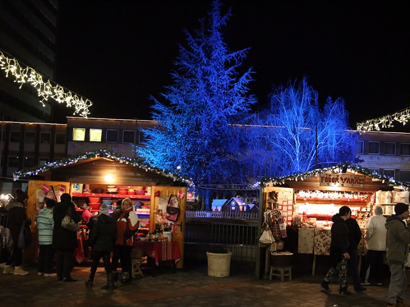 Karácsonyi vásár a Városháza téren: árusok jelentkezését várják
